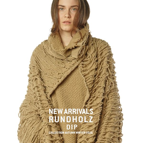 Frau trägt beige, flauschigen Rundholz-Dip-Pullover, Autum/Winter 2026 Kollektion.